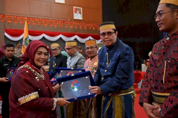 Bupati Sinjai Ratnawati Serahkan Plakat Kandidat Sekolah Rujukan Google