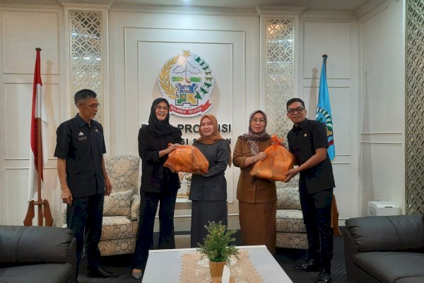 DPRD Sulsel Serahkan 522 Paket Ramadan untuk Pegawai dan Petugas