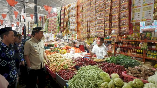Bupati Lutra Andi Rahim Pastikan Harga Kebutuhan Pokok Terkendali Jelang Idulfitri.