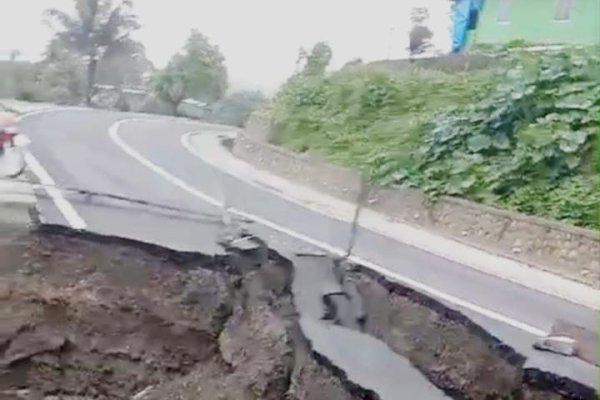 Ketua DPRD Barru Bersama Bina Marga Pemprov Sulsel Pantau Jalan Longsor Buludua