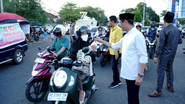 Wakil Bupati Soppeng, Selle KS Dalle, Berbagi Takjil Buka Puasa ke Masyarakat.
