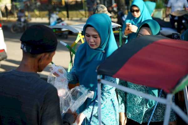 Peduli Sesama, Tim Penggerak PKK Parepare Berbagi Takjil dan Pakaian Layak Pakai
