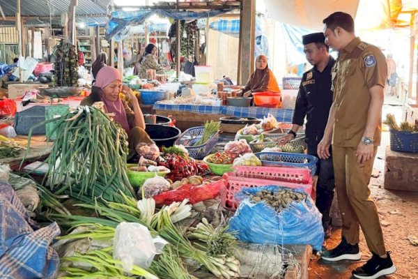 Bupati Enrekang Yusuf Ritangnga Pantau Pasar, Pastikan Stok Aman dan Harga Bahan Pokok Stabil