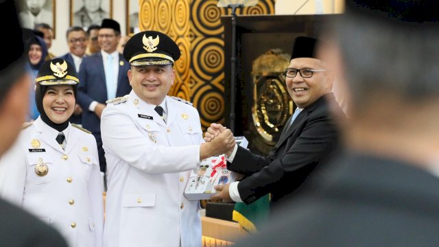 Wali Kota Makassar Munafri Arifuddin Bersama Mantan Wali Kota Danny Pomanto.