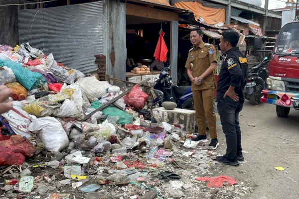 Langsung Tancap Gas, Bupati Enrekang Yusuf Ritangnga Tinjau Tumpukan Sampah di Baraka: Jangan Lagi Ada Sampah Menumpuk Berhari-hari!