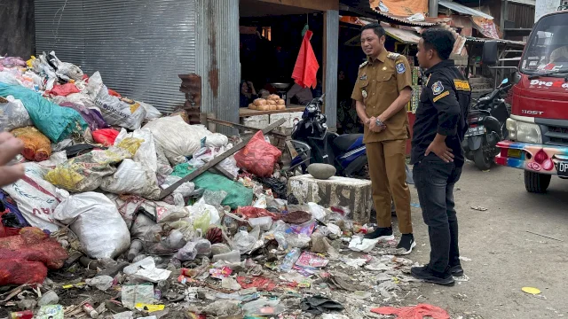 Bupati Enrekang H Ucu Tinjau Tumpukan Sampah di Baraka.