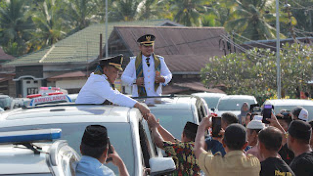 Bupati dan Wabup Luwu Pata-Dhevy disambut Warga.