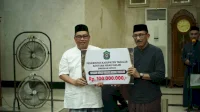 Tarwih Perdana Bersama Warga Takalar, Bupati Daeng Manye Salurkan Hibah Rp100 Juta ke Masjid Agung
