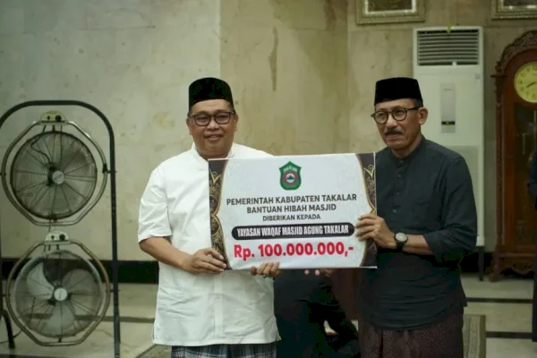 Tarwih Perdana Bersama Warga Takalar, Bupati Daeng Manye Salurkan Hibah Rp100 Juta ke Masjid Agung