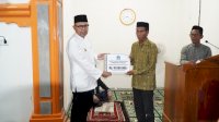 Wabup Andi Akmal Serahkan Bantuan ke Pengurus Masjid