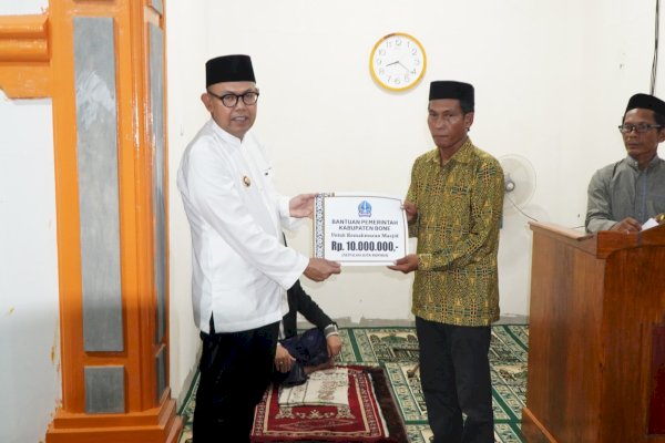 Wabup Andi Akmal Serahkan Bantuan ke Pengurus Masjid