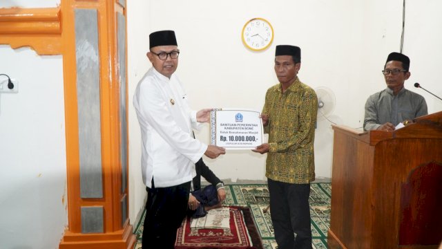 Wabup Andi Akmal Serahkan Bantuan ke Pengurus Masjid di Bone.