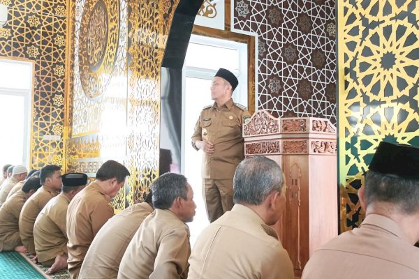 Mulia! Bupati Lutim Ibas Ajak Pegawai Muslim Shalat Zuhur dan Asar Berjamaah di Masjid 