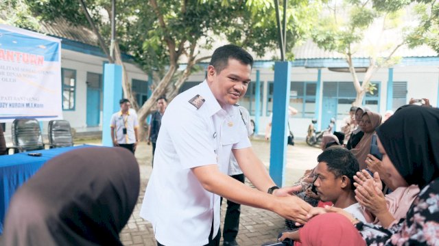 Bupati Bantaeng Uji Nurdin Serahkan Bantuan Atensi Kepada 78 Penerima Manfaat.