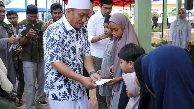 Bupati Lutim Ibas Serahkan Bantuan dari Baznas.