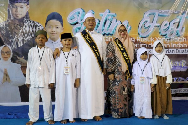 Bupati dan Wabup Lutim Dianugerahi Gelar “Ayah dan Bunda Yatim” di Yatim Fest