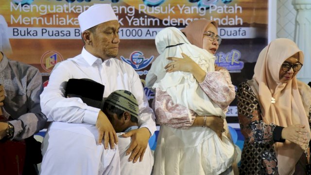 Bupati Ibas dan Wabup Puspawati Tak Kuasa Tahan Tangis di dekapan Anak Yatim.