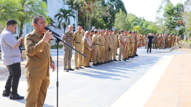 Bupati Lutim Ibas Berdiri di Bawah Terik Matahari Saat Pimpin Apel.