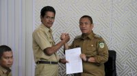 Terima SK, Bupati Lutim Ibas ke PJ Kepala Desa: Jadilah Teladan bagi Masyarakat!