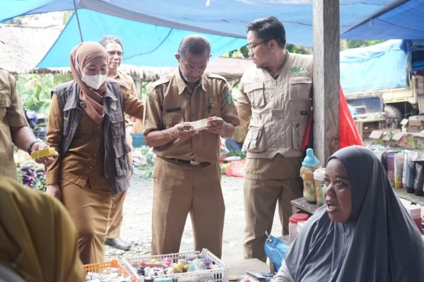 Hati-Hati! Tim TPOM Lutim Temukan Produk Keluarsa di Wilayah Pasar Tampina