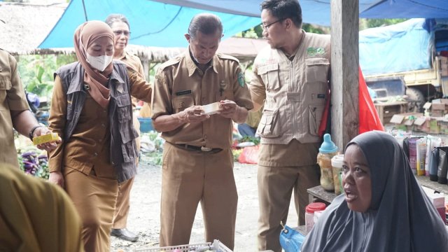  Tim TPOM Lutim Temukan Produk Keluarsa di Wilayah Pasar Tampina.