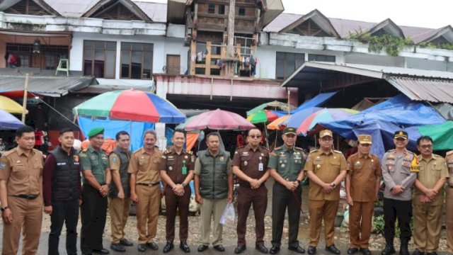 Wabup Andrew Bersama Forkopimda Toraja Utara Sidak Pasar.