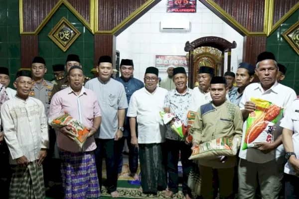 Bupati Takalar Daeng Manye Safari Ramadhan di Masjid Nurul Jihad, Serahkan Bantuan