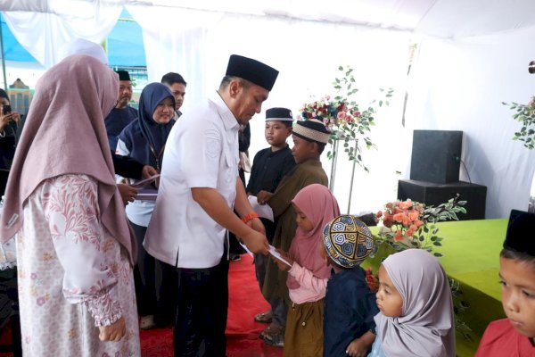 Bupati Ibas dan Wabup Puspawati Lutim Serahkan 12 Santunan Kepada Anak Yatim di Kalaena