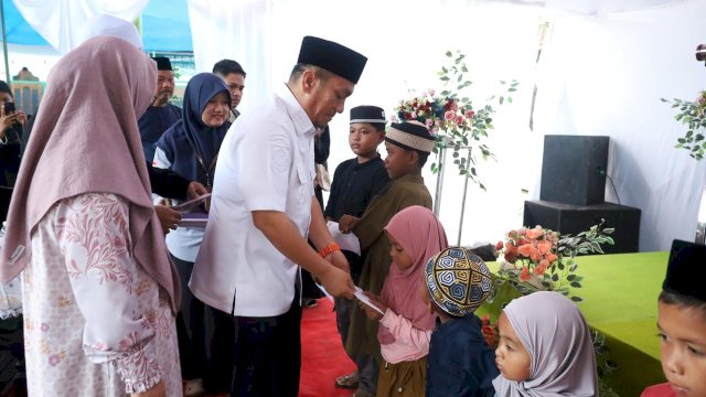 Bupati dan Wabup Lutim Serahkan 12 Santunan Kepada Anak Yatim di Kalaena.