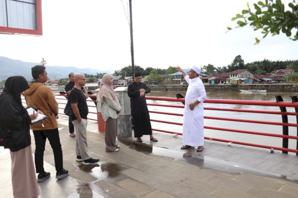 Bupati Lutim Ibas Tinjau Anjungan Sungai Malili, Instruksikan Penataan dan Peningkatan Kebersihan