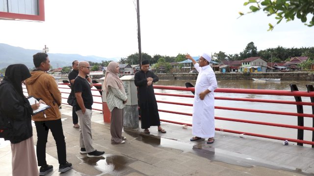 Bupati Lutim Ibas Tinjau Anjungan Sungai Malili, Instruksikan Penataan dan Peningkatan Kebersihan.