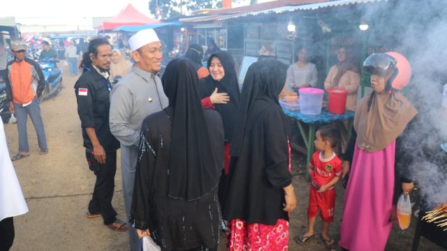 Bupati Lutim Ibas Sapa Warga di Pasar Ramadhan.