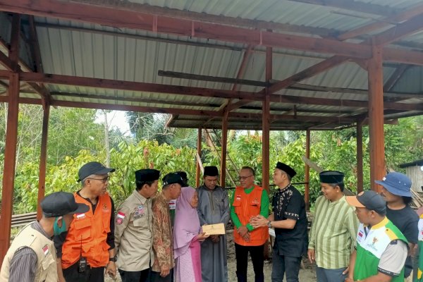 Bupati Enrekang Yusuf Ritangnga Serahkan Bantuan Korban Kebakaran dan Rumah Tidak Layak Huni