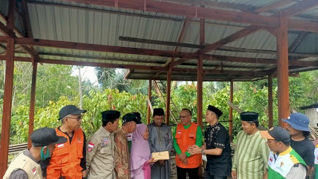 Bupati Enrekang Yusuf Ritangnga Serahkan Bantuan Korban Kebakaran dan Rumah Tidak Layak Huni.
