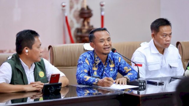 Bupati Bone, Andi Asman Sulaiman (tengah).