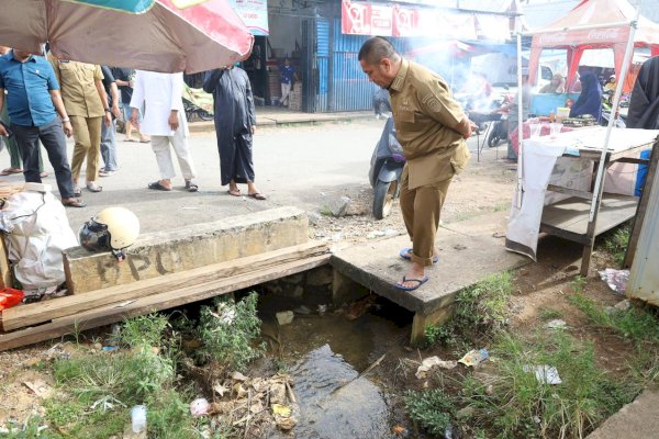 Bupati Irwan Inspeksi Pasar Tradisional Malili, Soroti Drainase dan Pipa PDAM