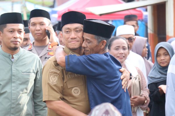 Bupati Lutim Ibas Dapat Pelukan Hangat dari Warga Wasuponda: Ini Adalah Kampung Halaman Saya!