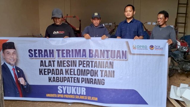 Penyerahan Bantuan hand traktor kepada kelompok petani di Kabupaten Pinrang.