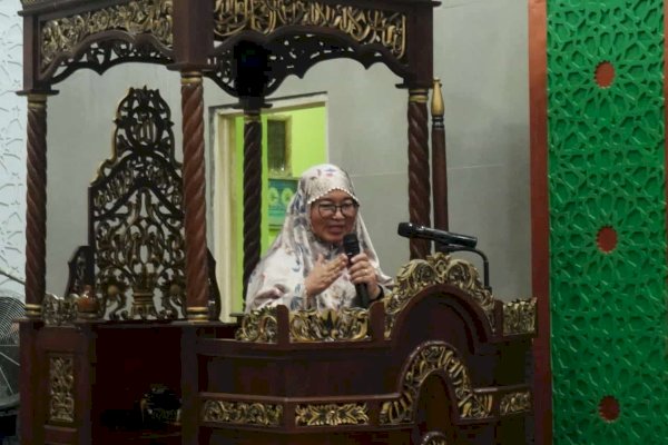 Tarawih di Masjid Nur Rahman, Wabup Puspa Pastikan Program Tiga Kartu Sakti Berjalan