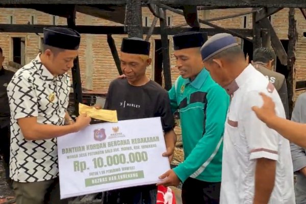 Bupati Enrekang Yusuf Ritangnga Salurkan Bantuan Baznas Ke Korban Bencana Kebakaran di Kecamatan Maiwa