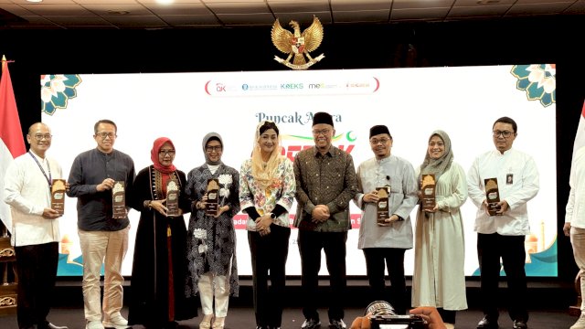 Bank Sulselbar Terima Penghargaan.