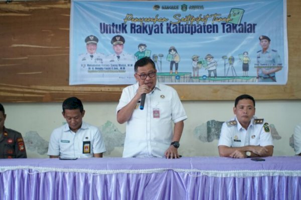 Bupati Daeng Manye Serahkan Sertifikat Tanah untuk Warga Takalar