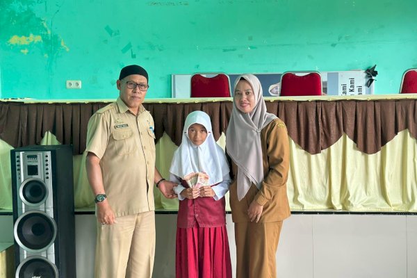 Puluhan Siswa Berprestasi di Desa Balantang Lutim Terima Beasiswa, Orang Tua Bersyukur