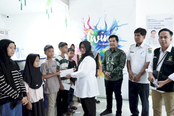 Wabup Puspawati Serahkan Bantuan Atensi kepada 321 Anak Yatim Piatu di Lutim: Semoga Bermanfaat