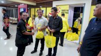 Fraksi Golkar DPRD Sulsel Serahkan Paket Ramadan untuk Cleaning Service, Honorer hingga Satpol PP