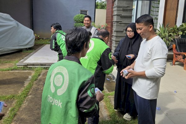Jelang Lebaran Idul Fitri 1446, Sahiruddin Bereng Istri Berbagi dengan Ojol dan Tukang Becak Maros