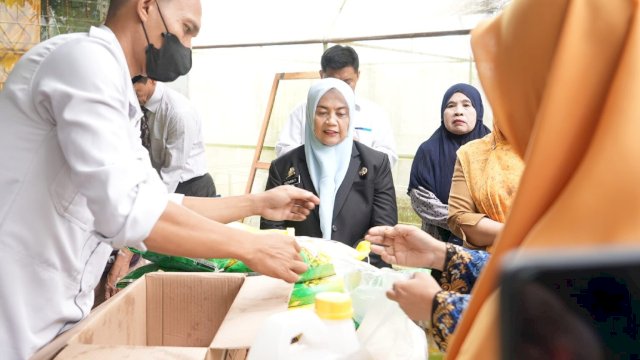 Bupati Sinjai Ratnawati Pastikan Stok Aman dalam Gerakan Pangan Murah.