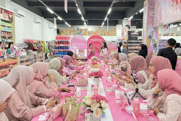 Riezta Mentari Beri Sentuhan Glowing di Beauty Class CitraCosmetic dan Glad2Glow