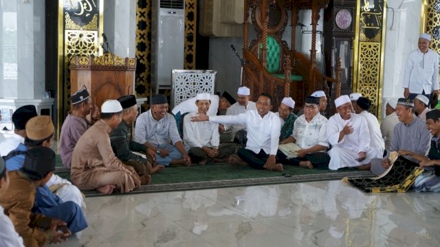 Bupati Sidrap, Syaharuddin Alrif Bersama Warga.