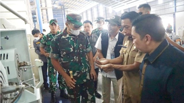 Pangdam XIV/Hasanuddin, Mayjen TNI Windiyatno, Bersama Bupati Sidrap, Syaharuddin Alrif.
